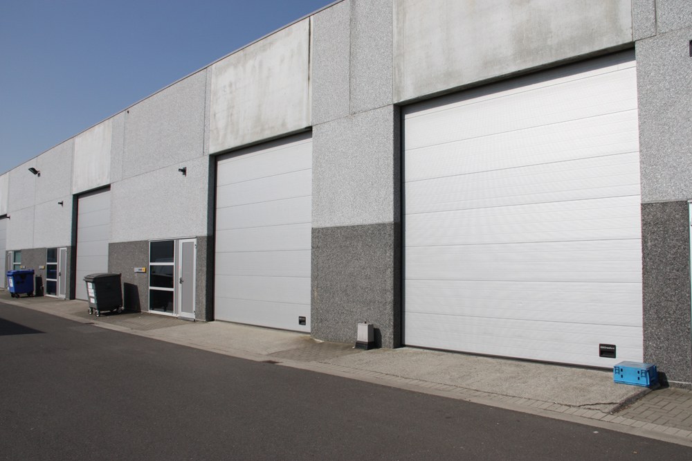 Magazijnpoorten aan de zijkant van het gebouw
