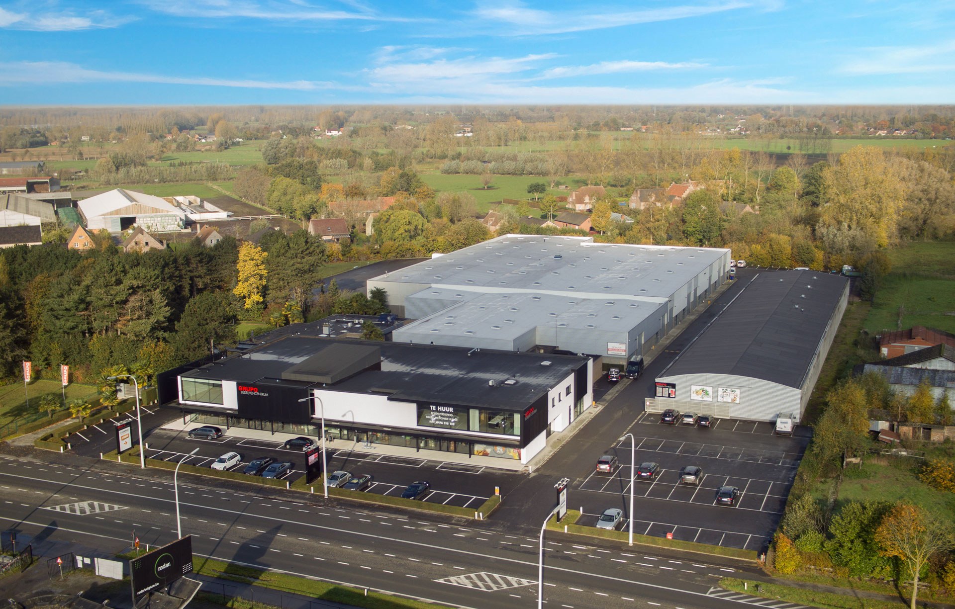 Luchtfoto van het volledige bedrijvencomplex