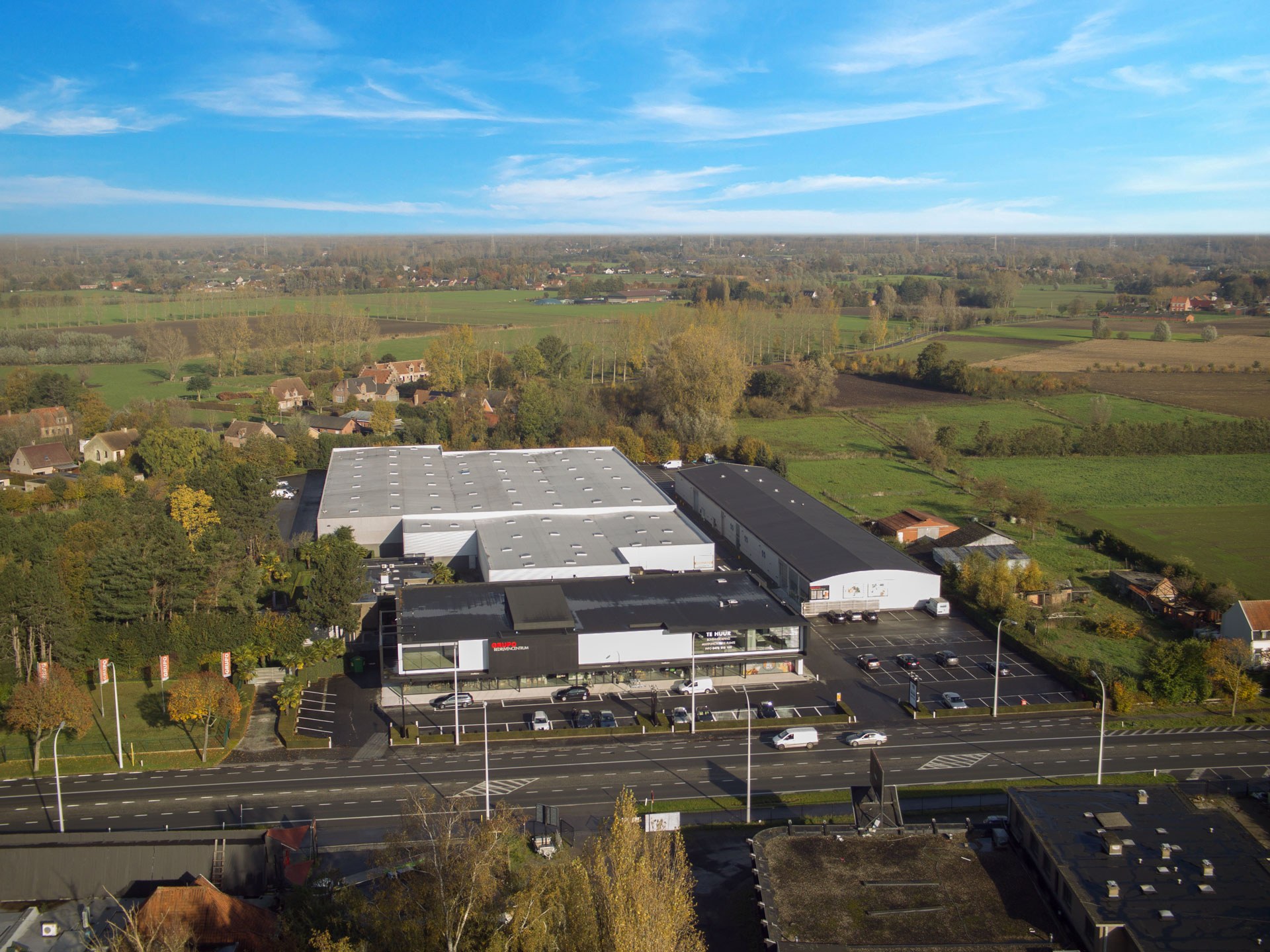 Luchtfoto van de site met omliggende velden