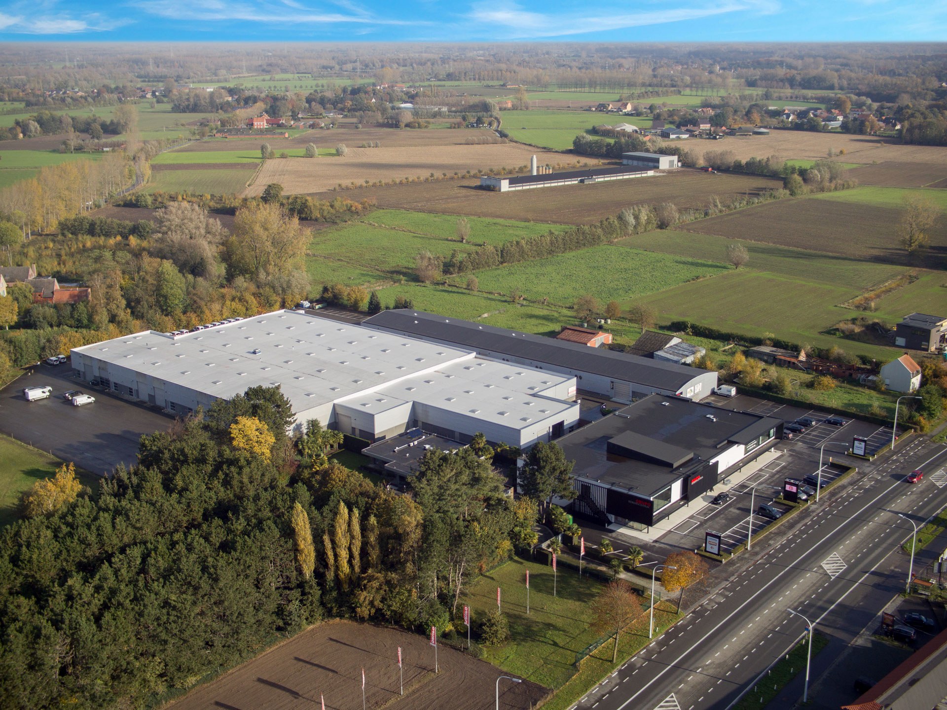 Luchtfoto van de magazijnen en parking