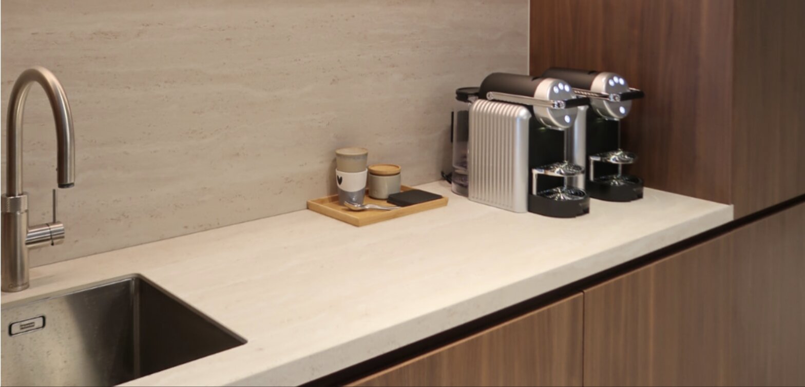 Koffiehoek bij de vergaderzaal